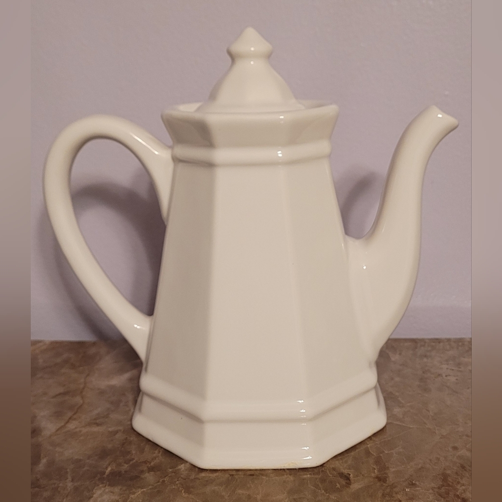 Pfaltzgraff "Heritage" White Coffee/ Teapot - Picture 6 of 15